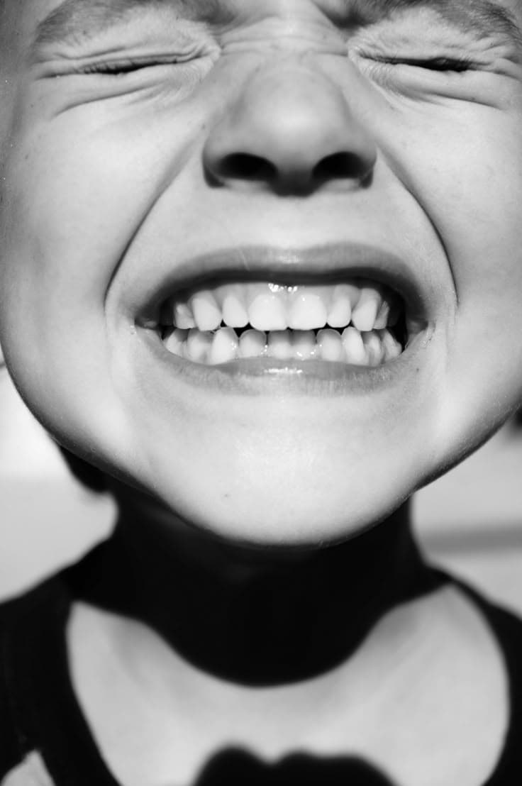 Niño enseñando los dientes
